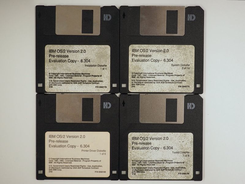 Файл:Os2 2.00 6.304 floppies.jpg